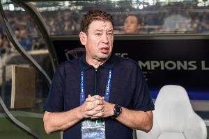 记者：我连续提问斯卢茨基为何改打433，他说根据外援前锋定的